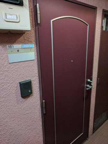 エフレジデンス17番館の玄関