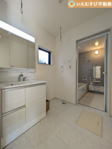 Livele Garden.S　深谷市田所町第2の独立洗面台|3面ミラーの後ろは収納スペースを完備
生活感のあるものは隠して、スッキリシンプルな洗面台に！清潔感のある空間♪