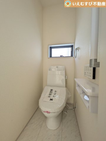 Livele Garden.S　深谷市田所町第2のトイレ|シンプルで清潔感のあるトイレ
窓付きで明るく、お掃除しやすいシンプルな空間♪