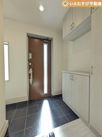 Livele Garden.S　深谷市田所町第2の玄関|大容量の土間収納付き
棚も付いた土間収納付きなのでベビーカーやお子様の遊び道具なども置いておけます♪