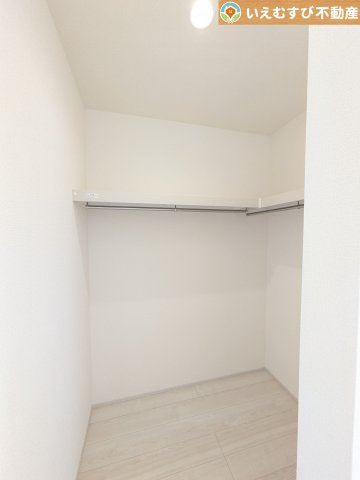 Livele Garden.S　深谷市田所町第2の収納|たっぷりの収納力を備えたウォークインクローゼット
たくさん収納できるので季節物やかさばるバッグなども片付きます♪