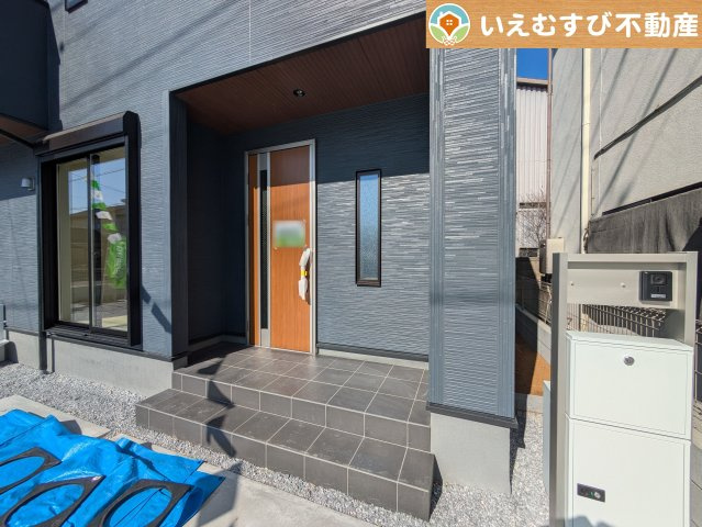 Livele Garden.S　深谷市田所町第2のエントランス|落ち着いた色づかいのエントランス
駐車場からアクセスの良いエントランス。雨の日や荷物が多くても安心の動線♪