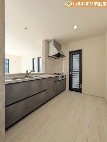 Livele Garden.S　深谷市田所町第2のキッチン|対面キッチンでリビングを見渡せる
お子様の遊んでいる様子や宿題をしている様子など見守りながらお料理が作れますね♪