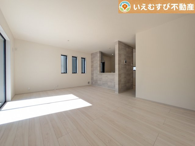 Livele Garden.S　深谷市田所町第2の居間・リビング|開放感と家族との距離感にこだわったＬＤＫ
採光たっぷりのリビングで休日には家族みんなでくつろげそうですね♪