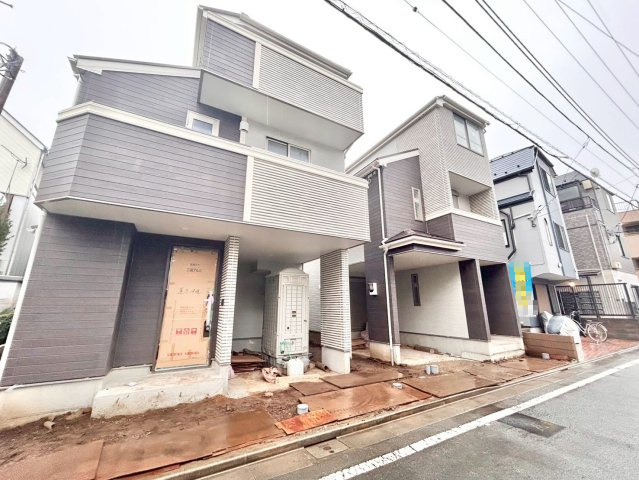 板橋区蓮沼町　新築戸建　全2棟の前面道路含む現地写真|重厚感に溢れた、気品ある邸宅です。

現地ご見学希望・資料請求などお気軽にお問い合わせ下さい！
03-5990-5201