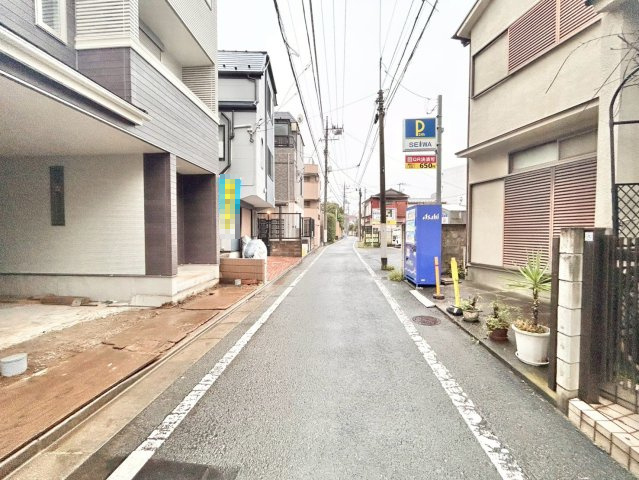 板橋区蓮沼町　新築戸建　全2棟の前面道路含む現地写真|子育てしやすい住環境！教育施設や商業施設も徒歩圏内に充実。

現地ご見学希望・資料請求などお気軽にお問い合わせ下さい！
03-5990-5201