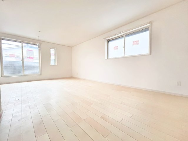 板橋区蓮沼町　新築戸建　全2棟の居間・リビング|19.1帖の広いリビングはご家族のだんらんはもちろん、お子様のリビング学習にもぴったり。（2号棟写真）