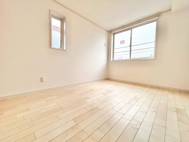 板橋区蓮沼町　新築戸建　全2棟の洋室|白を基調としたお部屋は光を反射するため、お部屋が明るく美しく見えますね！（2号棟写真）

現地ご見学希望・資料請求などお気軽にお問い合わせ下さい！
03-5990-5201