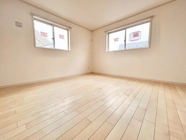 板橋区蓮沼町　新築戸建　全2棟の洋室|全居室は2面採光のため、通風や採光性を高めてくれます。明るく開放的で快適な居住空間を実現！（2号棟写真）

現地ご見学希望・資料請求などお気軽にお問い合わせ下さい！
03-5990-5201