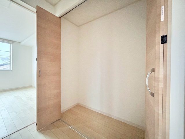 板橋区蓮沼町　新築戸建　全2棟の収納|部屋収納もバッチリです！見せる収納も流行っていますが、やはり見せない収納も大切ですね。（2号棟写真）

現地ご見学希望・資料請求などお気軽にお問い合わせ下さい！
03-5990-5201