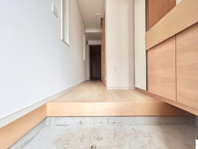 板橋区蓮沼町　新築戸建　全2棟の玄関|お出かけ前の身だしなみチェックに役立つ鏡と収納完備の玄関です。（2号棟写真）

現地ご見学希望・資料請求などお気軽にお問い合わせ下さい！
03-5990-5201