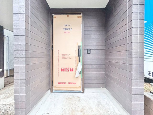 板橋区蓮沼町　新築戸建　全2棟の外観|住む人や訪れる人を心地よく迎え入れてくれる玄関。
（2号棟写真）

現地ご見学希望・資料請求などお気軽にお問い合わせ下さい！
03-5990-5201