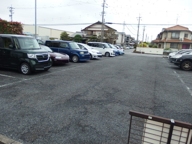 ルミエールＢの駐車場