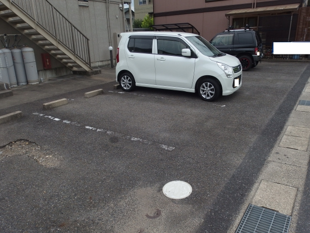 リバーサイド日名の駐車場