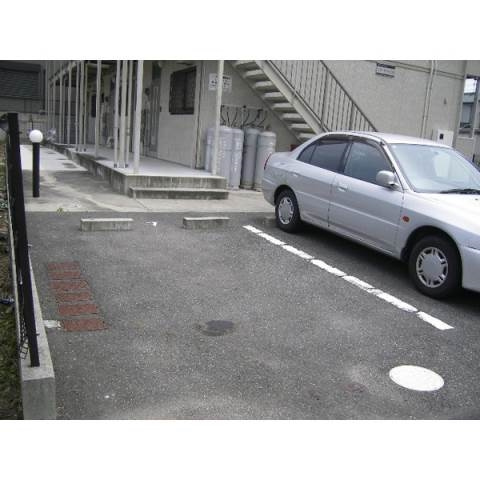 リバーサイド日名の駐車場