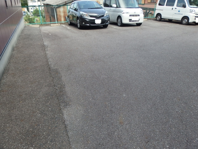 グレース竜美の駐車場