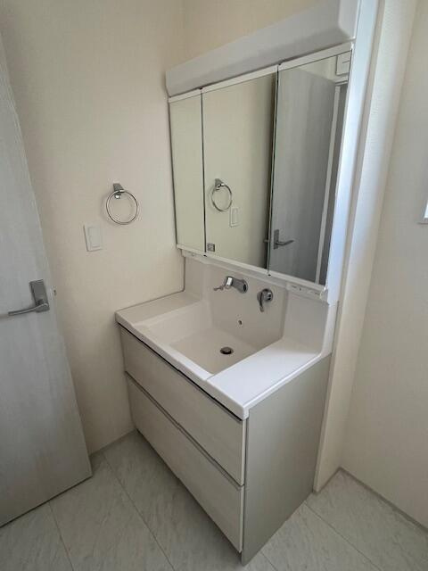 リーブルガーデン鹿沼市千渡第8　新築一戸建ての独立洗面台|三面鏡付の洗面台です。