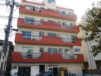 【外観】 | モダンでスタイリッシュな印象を与える煉瓦色とオフホワイト色を基調とした外観。