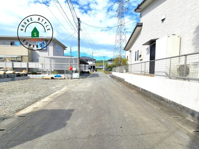 熊本市東区戸島7丁目第2-1棟（1号棟）　の前面道路含む現地写真|前面道路は閑静な住宅地をはしる車通りの少ない道路。お車の出し入れが苦手なママや小さなお子様にも安心ですね。しっかり舗装もされているので、ベビーカーや自転車で通っても快適に通行できます。
