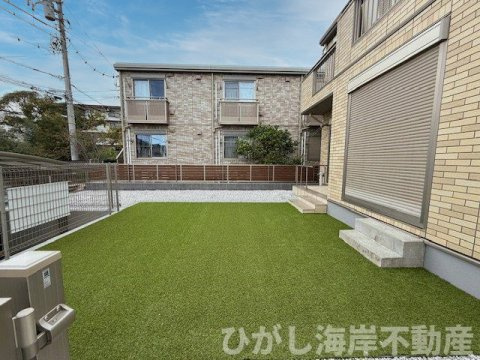 茅ヶ崎市東海岸南３丁目　中古戸建の庭|10月20日撮影　新規リフォーム中　南側　人工芝