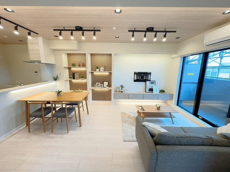 ウイングストリーム氷川台コートの居間・リビング|対面式のキッチンとリビングダイニングで会話を楽しみながらお料理していただけます