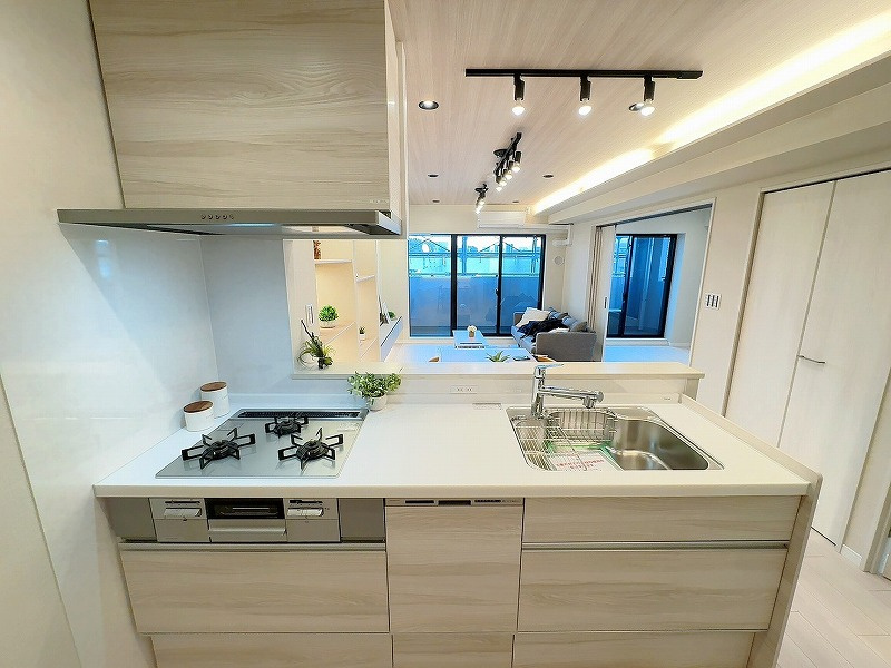 ウイングストリーム氷川台コートのキッチン|新規交換のシステムキッチンには食器洗い乾燥機付き 食後の家事のひと手間を省いてくれます