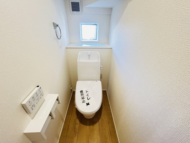 新築　佐波郡玉村町五料24-1期　LIGNAGE　１号棟のトイレ|現地写真　節水タイプのウォシュレット付きトイレ、水道料節約に一役買います！							
