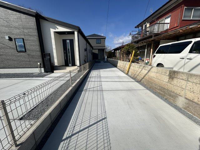 新築　佐波郡玉村町五料24-1期　LIGNAGE　１号棟の駐車場|現地写真　駐車スペースは縦列駐車3台分可能です！
