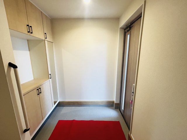 新築　佐波郡玉村町五料24-1期　LIGNAGE　１号棟の玄関|現地写真　３０足以上収納できる下駄箱、狭い玄関もスッキリ使用できます。							
