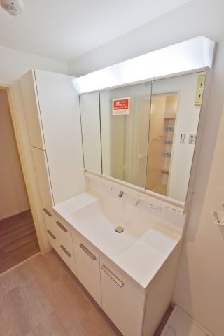 シティパーク武庫之荘の独立洗面台|明るい洗面化粧台で、毎朝の支度もはかどります。 鏡裏と洗面台下に収納があり、日用品やスキンケア用品などもたくさんしまえてすっきりとした空間を保つことができます。