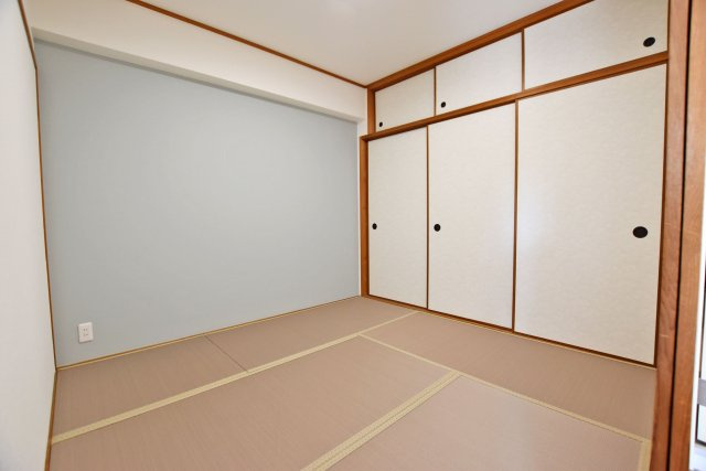 シティパーク武庫之荘の和室|リビングとつながる畳敷きのお部屋は、お客さまが遊びに来た時にも使えますし、ちょっと疲れた時にお昼寝できるのもうれしいですね。