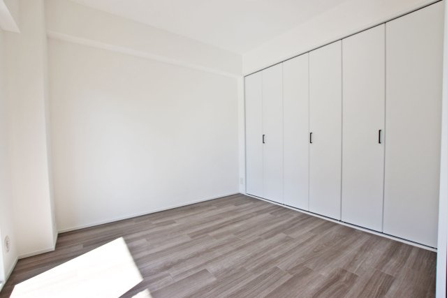 シティパーク武庫之荘の洋室|-洋室- リビング横の洋室の内観写真です。シンプルな間取りになっているのでどんな家具でも合います。家具や敷物のカスタマイズを楽しめます！