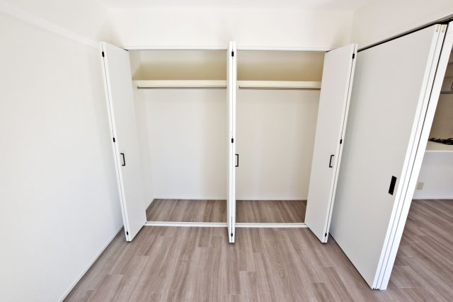 シティパーク武庫之荘の収納|-洋室- リビング横の洋室の内観写真です。枕棚とハンガーレール付き収納は衣服だけでなく、大きな荷物も十分に収納できます◎
