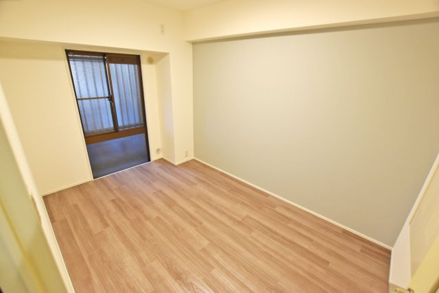 シティパーク武庫之荘の洋室|-洋室- 玄関入ってすぐの洋室の内観写真です。シンプルな間取りになっているのでどんな家具でも合います。家具や敷物のカスタマイズを楽しめます！