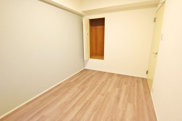 シティパーク武庫之荘の洋室|-洋室-玄関入ってすぐの洋室の内観写真です。
全居室収納スペース付きで豊富な収納量です。
