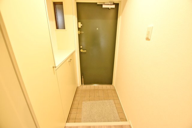 シティパーク武庫之荘の玄関|シューズボックスつきなので、 靴箱の上にはインテリアなどを飾っておいたりと、自由にカスタマイズして楽しむことができます。