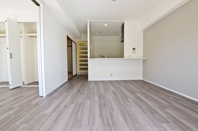 シティパーク武庫之荘の居間・リビング|明るい陽が差し込む広々としたリビングは家族のコミュニケーションが自然に増える間取りです。ダイニングテーブルやソファーを設置しても十分な広さとなっております。