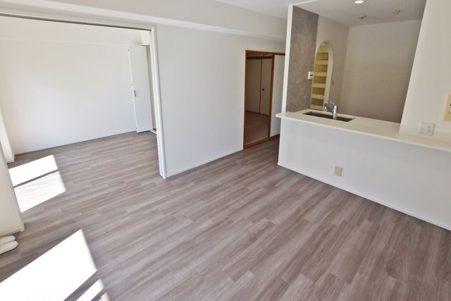 シティパーク武庫之荘の居間・リビング|対面式カウンターキッチンなので、家族間のコミュニケーションが必然的にとれる間取りづくりも魅力のひとつですね◎