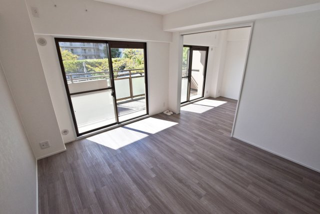 シティパーク武庫之荘の居間・リビング|間口いっぱいの大きな窓から陽ざしが入り明るいLDK空間です。 リフォームの際にクロス・フローリング張替済の為、室内大変美麗です。 ぜひ一度、ご内覧ください。