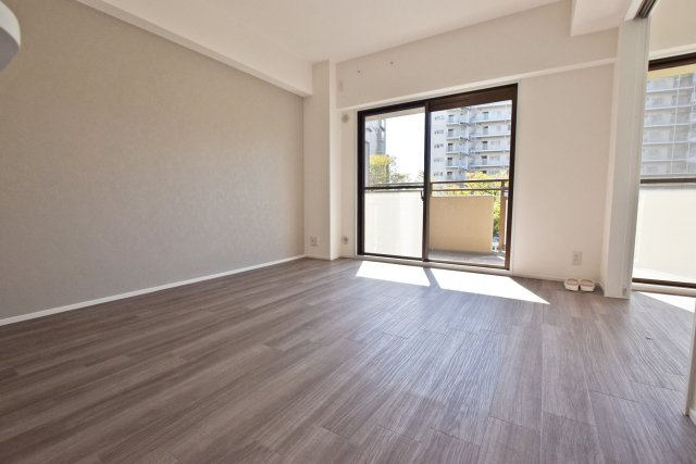 シティパーク武庫之荘の居間・リビング|リビングは家族全員の集まる憩いの場。この場所を通じて家族の楽しい会話が聞こえてきそうなリビングです。