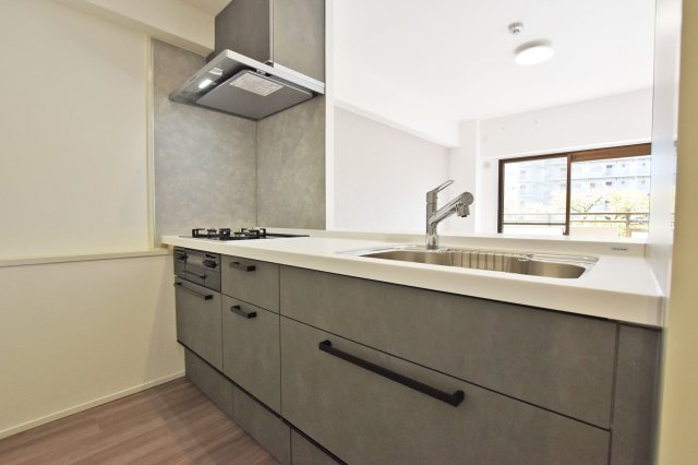 シティパーク武庫之荘のキッチン|収納量が豊富なシステムキッチン。 リフォームの際に新調済の為ピカピカのキッチンで新生活を迎えることが出来ます。