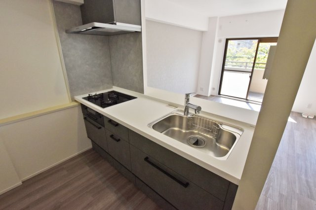 シティパーク武庫之荘のキッチン|収納豊富×機能性充実のシステムキッチン。 3口コンロなので同時にたくさんの料理が調理でき家事の時短につながりそうですね♪