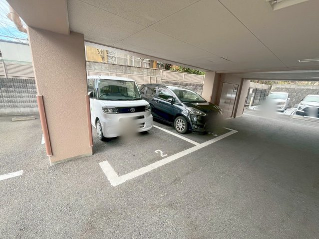 グランコート富雄の駐車場