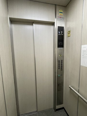 本町ハイツのその他共用部分|綺麗な状態のエレベーターです。