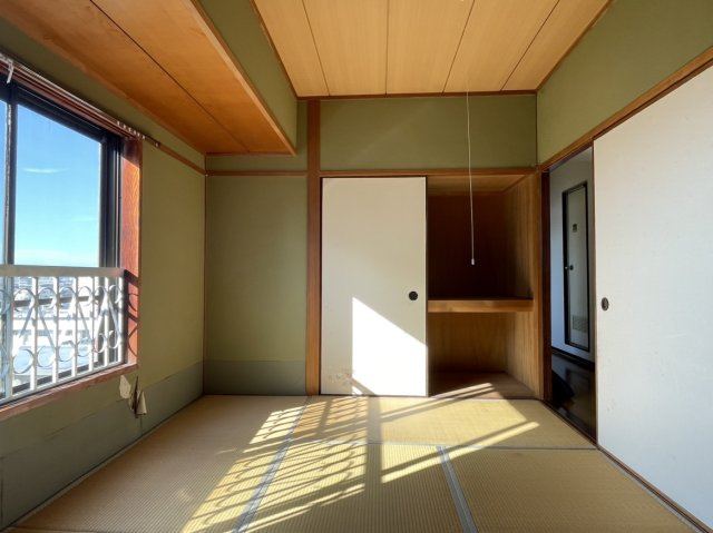 本町ハイツの和室|角部屋のため西側にも窓があり陽当たり良好です！