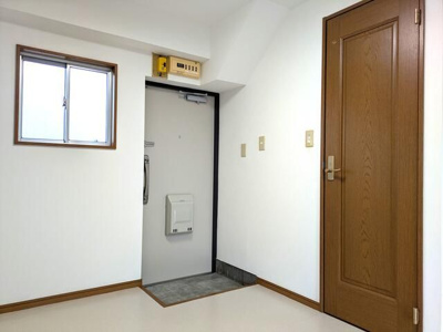 【玄関】 | マルヨネマンション | 明るい玄関です