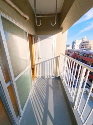 【バルコニー】 | マルヨネマンション | 開放的で明るい空間を演出してくれるバルコニーです