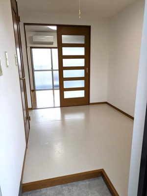 【居間・リビング】 | マルヨネマンション | こちらの居間で趣味の時間をお楽しみください