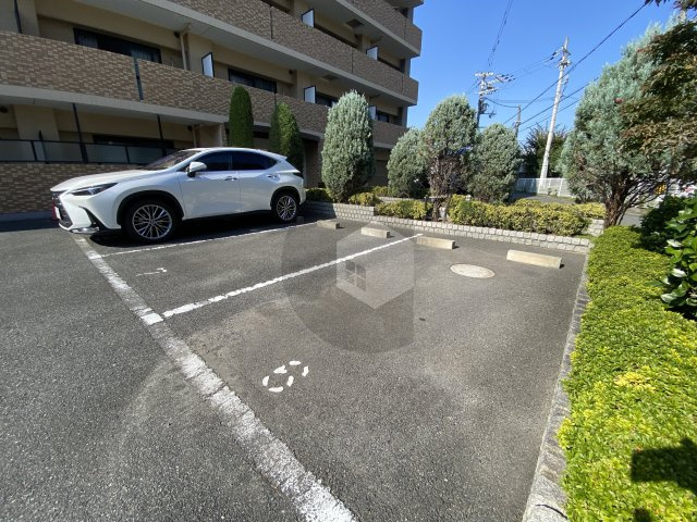 ジュネス花園の駐車場