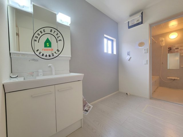 宇土市築籠町第2-2棟（3号棟）　の内観：施工例|ゆとりの洗面スペースで朝の身支度もスムーズに。暮らしを快適に変えるシャワー付洗面台です！